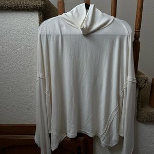 FREE PEOPLE WHITE TURTLE NECK